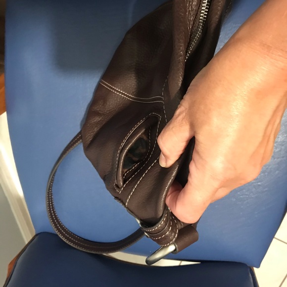 B. Makowsky Westbourne brown leather crossbody bag - Picture 13 of 16